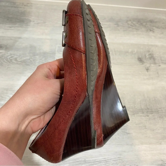 Andrew Geller NWOT Size 7 Reddish Brown with antiques Gold Buckle WEDGE Heel 2.5 - Picture 7 of 16